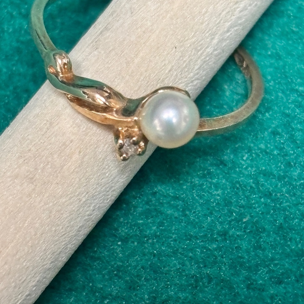 Elegant Gold Pearl and Diamond Ring
